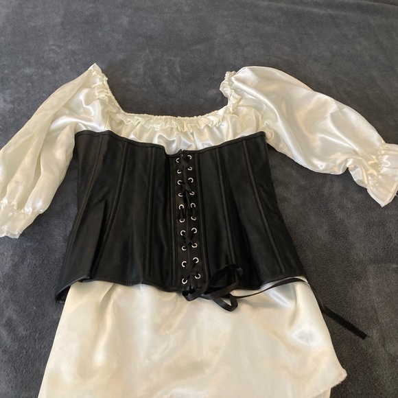 **SOLD**Women's Costume Corset & Blouse - Picture 3 of 10